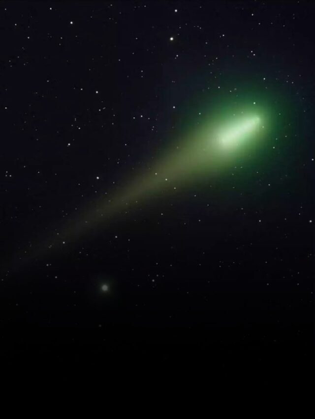 After 50,000 years, the Green Comet is again passing through the Earth.